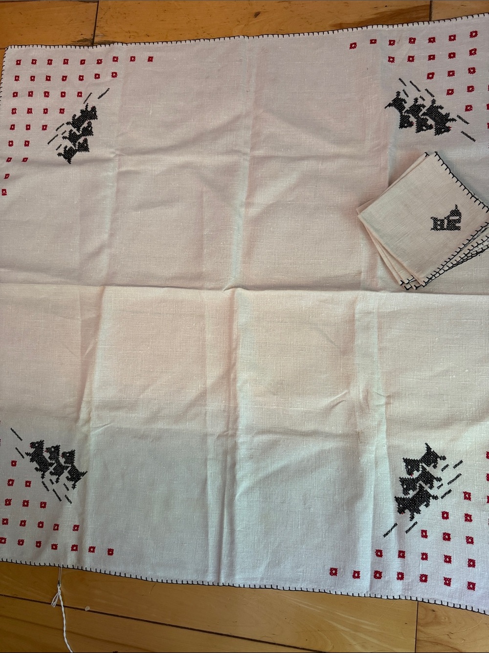 Embroidered Scottydog White Tablecloth /runner an  4 napkings